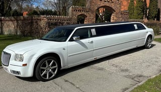 Hvid Chrysler 300C stretch limousine set fra siden
